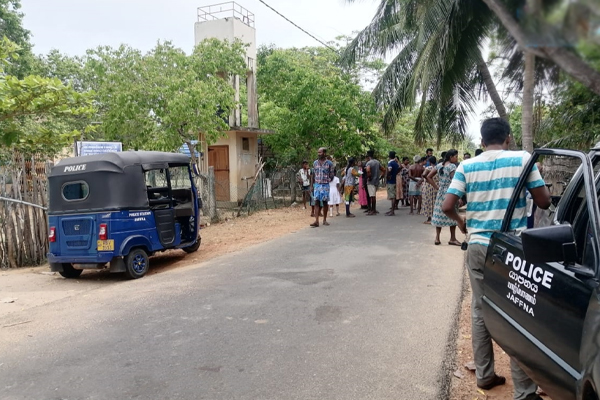 யாழில் பாடசாலை மாணவியுடன் ஆபாசமாக பேசிய ஆசிரியர் | Teacher Spoke Obscenely To A Schoolgirl In Jaffna