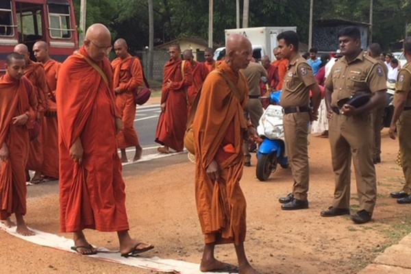 வடக்கை நோக்கி படையெடுக்கும் பௌத்த பிக்குகள்! (படங்கள்) | Buddhist Monks Invading Tamil Area