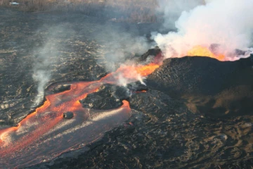 அமெரிக்காவில் எரிமலை வெடிப்பு ; 400 அடி உயரத்திற்கு வெளியேறிய நெருப்பு குழம்பு