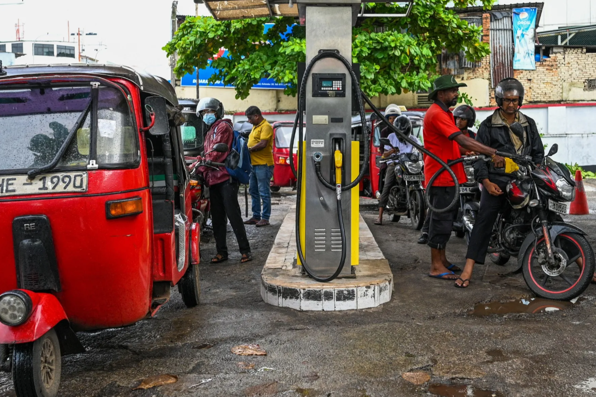 500 எரிபொருள் நிரப்பு நிலையங்களில் எரிபொருள் விநியோகத்திற்கு கட்டுப்பாடு | Restrictions On Fuel Supply At 500 Fuel Stations 500 எரிபொருள் நிரப்பு நிலையங்களில் எரிபொருள் விநியோகத்திற்கு கட்டுப்பாடு | Restrictions On Fuel Supply At 500 Fuel Stations