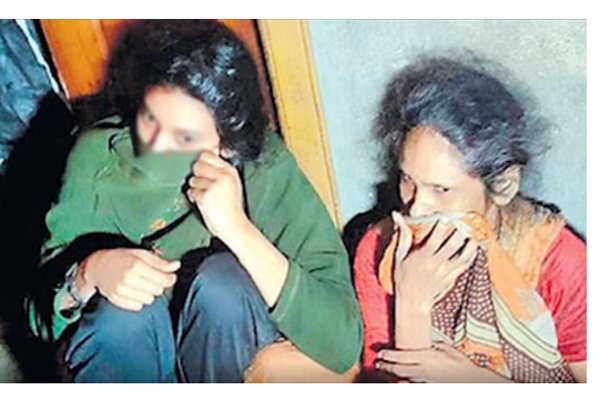 வெளிய வந்தா செத்துடுவோம்; 3 வருஷமா இருட்டில் வாழ்ந்த குடும்பம் - பகீர் காரணம்! | Andhra Family Lived Inside Three Years Fear Corona வெளிய வந்தா செத்துடுவோம்; 3 வருஷமா இருட்டில் வாழ்ந்த குடும்பம் - பகீர் காரணம்! | Andhra Family Lived Inside Three Years Fear Corona