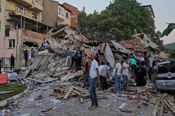 துருக்கியில் வலுவான நிலநடுக்கம் ; அச்சத்துடன் வெளியேறிய மக்கள் | Powerful Earthquake In Turkey Felt Major Cities
