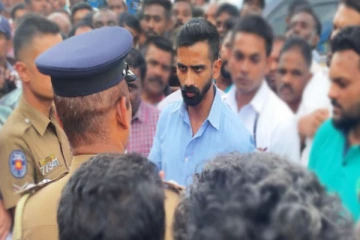 அரச வங்கியில் தமிழ் இளைஞன் ஒருவருக்கு ஏற்பட்ட அசம்பாவிதம்! பொலிஸாரின் அத்துமீறிய நடவடிக்கை(Video)