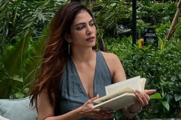 பேங்காக்-ல் கவர்ச்சி உடையில் வலம் வந்த மாளவிகா மோகனன்! ஸ்டில்களை பாருங்க