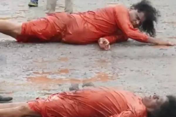 குண்டும், குழியுமான சாலை...  சமூக ஆர்வலர் நடத்திய  நூதன போராட்டம் | Karnataka Social Activist Protest To Repair Roads