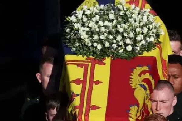 இங்கிலாந்து ராணியின் சவப்பெட்டி மீது போர்த்தப்பட்ட கொடியில் இவ்வளவு அர்த்தம் இருக்கா.? | History Of The Flag Covering Queen Elizabeth