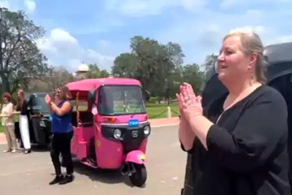 இந்தியாவில் முச்சக்கர வண்டியை ஓட்டி செல்லும் அமெரிக்க பெண் தூதர்கள்! | American Ambassadors Driving Tricycles In Delhi