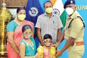 ஒரு வருடமாக சேமித்து வைத்த உண்டியல் பணத்தை பொது நிவாரண நிதிக்கு கொடுத்த சிறுமிகள்!