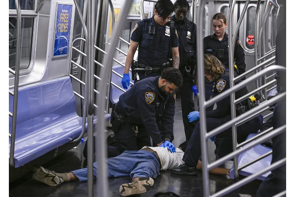 நியூயார்க் சுரங்கப்பாதை ரயிலில் நேர்ந்த விபரீதம்! | Tragedy In The New York Subway Train