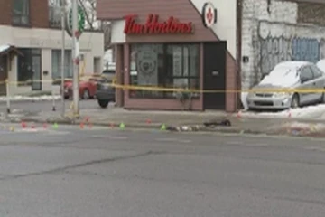 றொரன்டோவில் பாதையோரத்தில் நின்றிருந்த நபருக்கு ஏற்பட்ட விபரீதம்