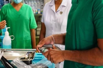 யாழில் கிளினிக்கில் இருந்த வைத்தியர் - இளம் தாதியை கடுமையான தாக்கிய மனைவி!