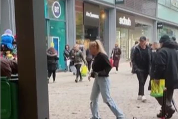 தெருவில் பாட்டுப்பாடி சம்பாதித்த பணத்தை பசித்தவருக்கு கொடுத்து உதவிய பெண்! வைரலாகும் வீடியோ