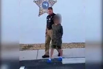 பாடசாலையில் துப்பாக்கிச் சூடு நடத்துவதாக மிரட்டிய 10 வயது சிறுவன் கைது