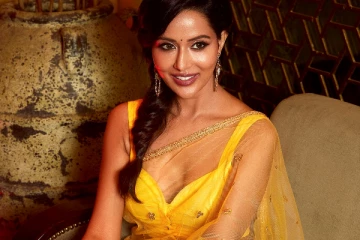 ரைசா வில்சன் ட்ரான்ஸ்பரென்ட் சேலையில் தாராள கவர்ச்சி