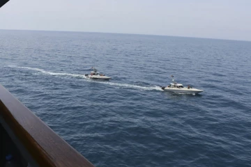 நடுக்கடலில் தீப்பற்றி எரிந்த பிரபல நாட்டு கடற்படைக் கப்பல்!