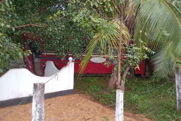 காருடன் பேருந்து மோதுண்டு விபத்து : 5 பேர் படுகாயம் (Video)