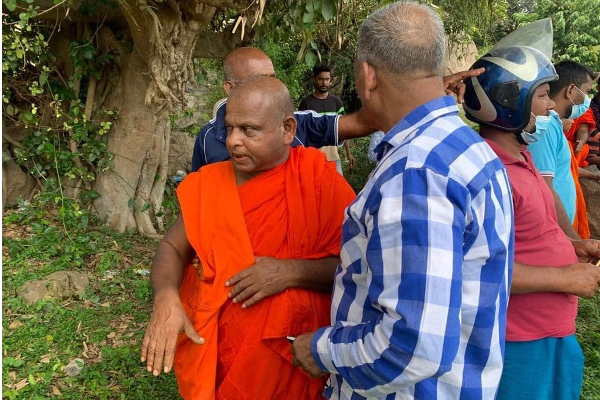 முஸ்லிம்களின் பிரதேசத்தில் அத்துமீறி நுழைந்த புத்தர்! முறியடிக்கப்பட்டது தேரர் குழுவின் திட்டம் (படங்கள்) - ஐபிசி தமிழ்