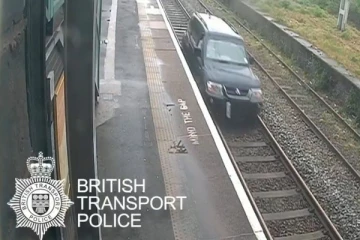 சினிமாவை மிஞ்சும் சம்பவம் - தண்டவாளத்தில் கார் ஓட்டிய நபர்