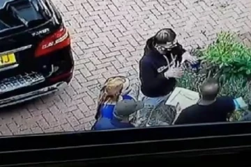 லண்டனில் பிரபல தமிழ் வர்த்தகரின் வீட்டில் இடம் பெற்ற திருட்டு; காணொளியில் வெளியான பகீர் காட்சிகள்