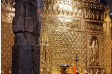 தங்க தகடுகளினால் ஜொலிக்கும் குகைக்கோவில்! இத்தனை தங்க தகடுகளா?