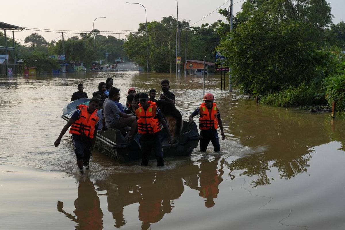 தலவாக்கலையில் வெள்ள அனர்த்தம் - பல குடும்பங்கள் பாதுகாப்பான இடங்களுக்கு இடம்பெயர்வு | Thalawakkala Flood Victims Moved To Safety தலவாக்கலையில் வெள்ள அனர்த்தம் - பல குடும்பங்கள் பாதுகாப்பான இடங்களுக்கு இடம்பெயர்வு | Thalawakkala Flood Victims Moved To Safety