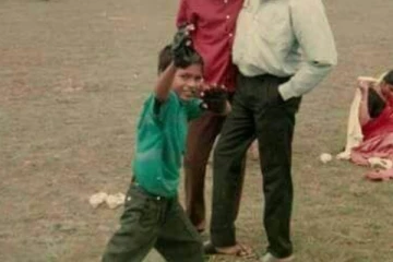 இந்த புகைப்படத்தில் இருக்கும் டாப் நடிகர் யார் தெரியுமா.. இதோ பாருங்க