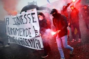 கொரோனா தடுப்பூசி பெறாதவர்களை மோசமான வார்த்தையால் விமர்சித்த பிரான்ஸ் ஜனாதிபதி... பதிலுக்கு எதிர்ப்பாளர்கள் செய்த விடயம்