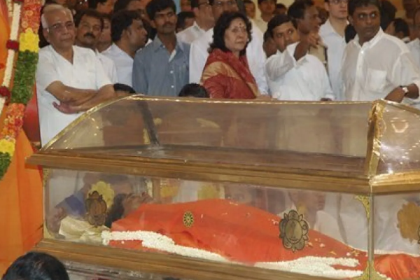 நிக்கோலஸ் மதுரோவிற்கும் சாய் பாபாவிற்கும் உள்ள தொடர்பு - வைரலாகும் புகைப்படம் | Venezula Maduro Connection With India Sai Baba