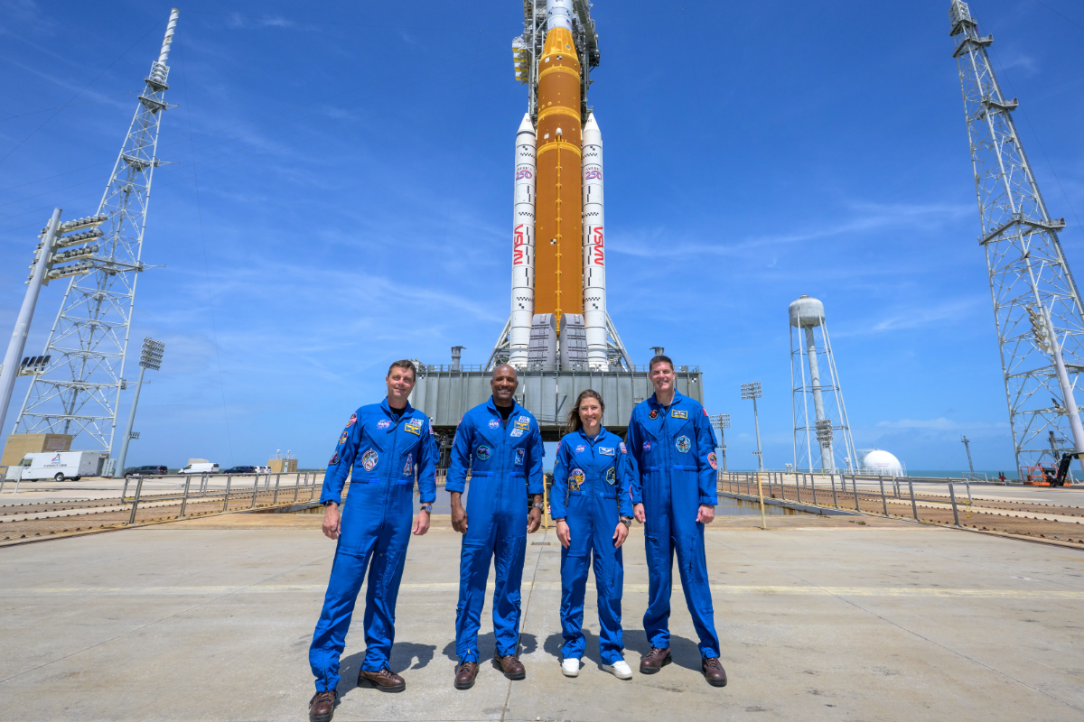 50 ஆண்டுகளின் பின் மீண்டும் நிலவுக்கு மனிதர்களை அனுப்பிய நாசா | Nasa Launches Artemis Ii Rocket On Mission To Moon