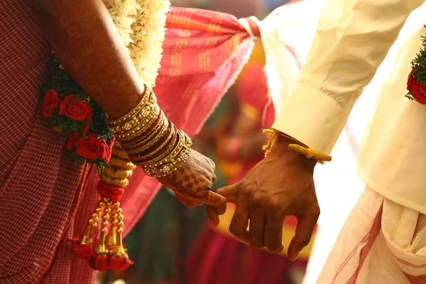 திருமண ஆசைக்காட்டி பல கோடி அபேஸ் செய்த நபர்! | Person Cheated Women By Pretending To Be Married
