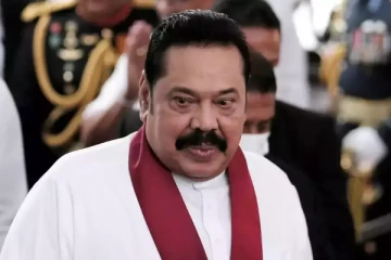 மூன்று வாகனங்களை ஒப்படைத்த முன்னாள் ஜனாதிபதி மஹிந்த