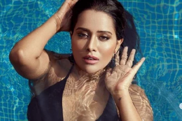 கடற்கரை பிகினியில் அப்படியொரு போஸ்!! ரசிகர்களை மயக்கும் பிக்பாஸ் நடிகை..