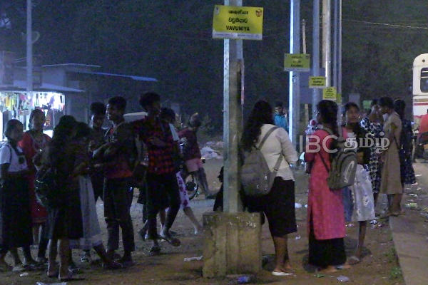 யாழில் பாடசாலை மாணவர்களுக்கு பேருந்தில் பயணிக்க முடியாத நிலை | Season Ticket Can T Travel Bus Students