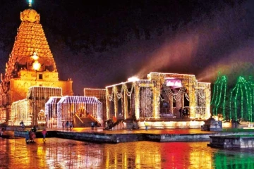 சதய விழா கொண்டாட்டம்:  மின்னொளியில் ஜொலிக்கும்  தஞ்சை பெரியகோயில்