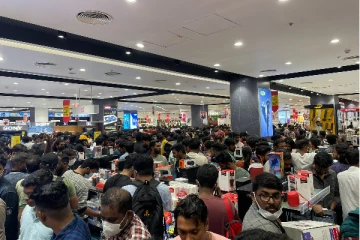 ஆஃபர்...ஆஃபர்..லுலு மாலில் ஒரே நேரத்தில் ஆயிரக்கணக்கானோர் திரண்டதால் ஓட்டம் பிடித்த ஊழியர்கள்..!