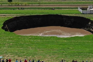 விளைநிலத்தில் திடீரென உருவான பெரும்பள்ளம்;  அலறியடித்து ஓடிய மக்கள்