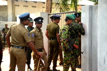 யாழில் இராணுவ புலனாய்வு பிரிவினரால் ஒருவர் கைது (PHOTOS)
