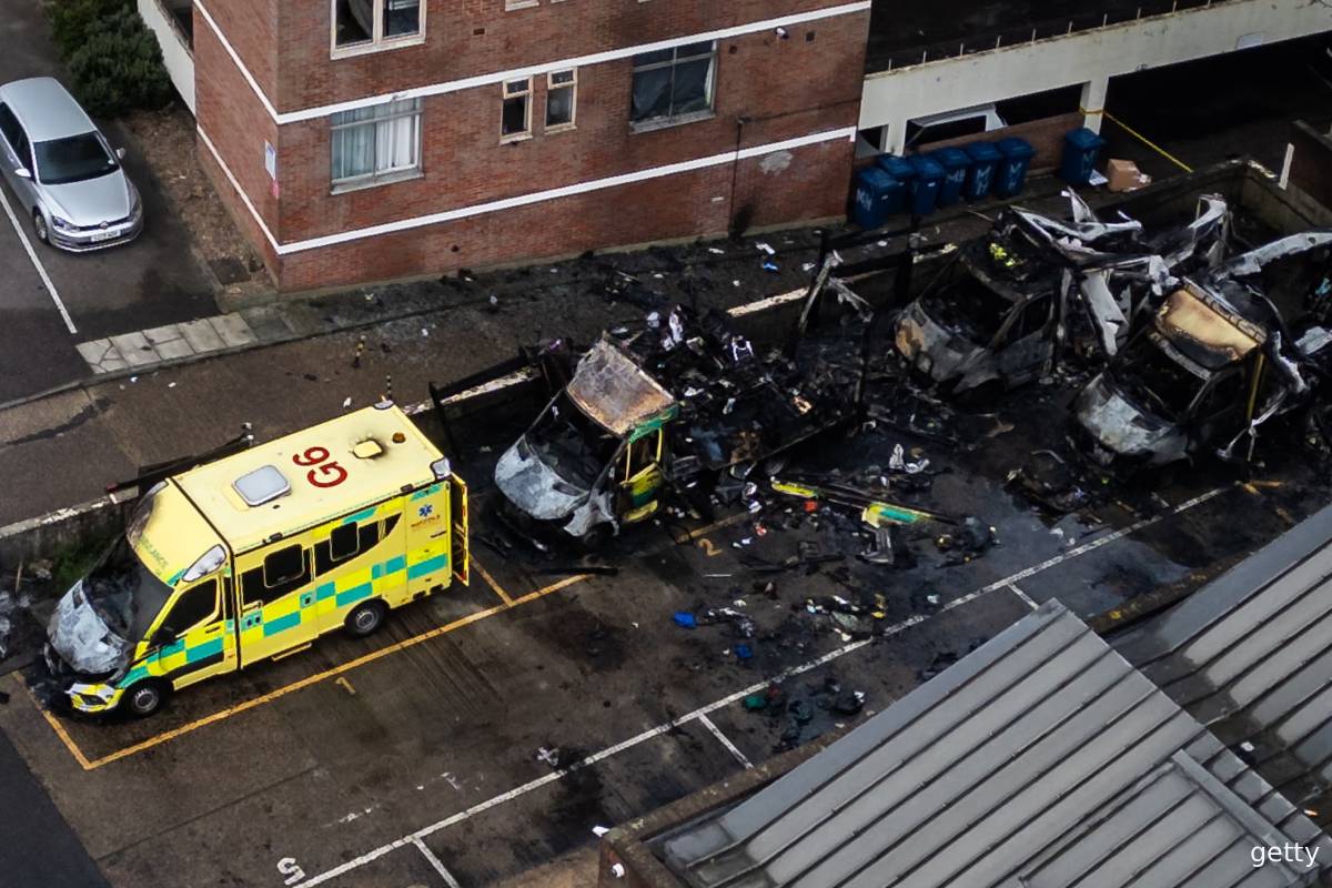 லண்டன் மக்களை உலுக்கிய கொடூர சம்பவத்தில் அதிரடி திருப்பம்: பொலிசாரிடம் சிக்கிய இருவர் | Jewish Ambulances Torch Two Men