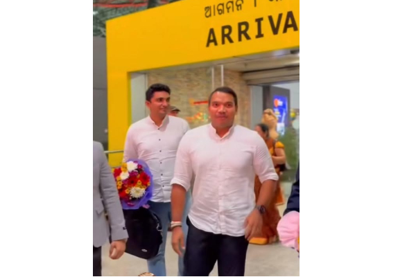 நாமலின் பயணப் பொதியை தூக்கிச் சென்ற சஜித்துக்கு நெருக்கமானவர்! | Namal Rajapaksa Sajith India