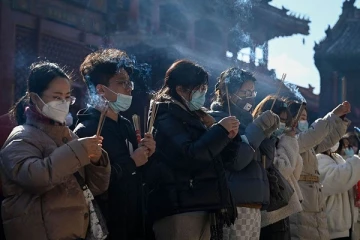 சீனாவில் தொடரும் வேலையில்லா திண்டாட்டம்: வழிபாட்டு தலங்களில் குவியும் இளைஞர்கள்