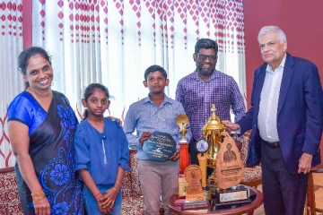 பாக்கு நீரினையை கடந்து சாதனை படைத்த சிறுவனை பாராட்டிய ரணில்