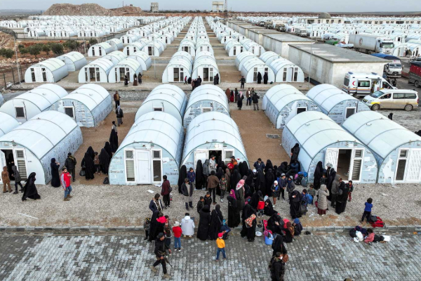 சிரியாவின் சர்ச்சைக்குரிய அல்-ஹோல் முகாம் மூடல்: ஆயிரக்கணக்கான குடும்பங்கள் வெளியேற்றம் | Syria S Controversial Al Hol Camp Closure