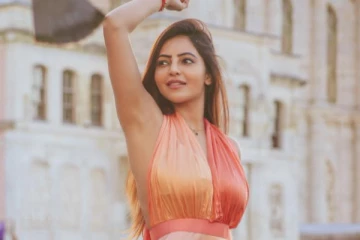 அதுல்யாவா இது.. வெளிநாட்டில் தாராள கிளாமர் போஸ்