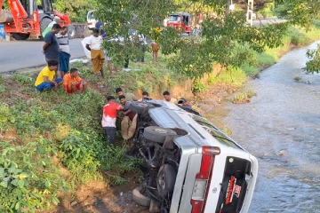 வீதியை விட்டு விலகி வாய்க்காலுக்குள் பாய்ந்த ஹயஸ் வாகனம்
