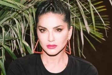 படுக்கையில் படுத்தபடி நடிகை சன்னி லியோன் வெளியிட்ட வீடியோ... ஷாக்காகும் ரசிகர்கள்