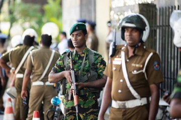 பிரபல நடிகையின் மகள் மீது தாக்குதல் - முடியை வெட்டி எடுத்த பெண்