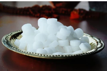 கற்பூரத்தை தண்ணீரில் கரைத்து வெடிப்பில் தடவினால் என்ன நடக்கும் தெரியுமா?  இதில் இவ்வளவு நன்மைகள் இருக்கா?