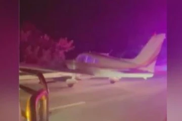 மதுபோதையில் சாலையின் நடுவே விமானத்தை தரையிறக்கிய விமானி!