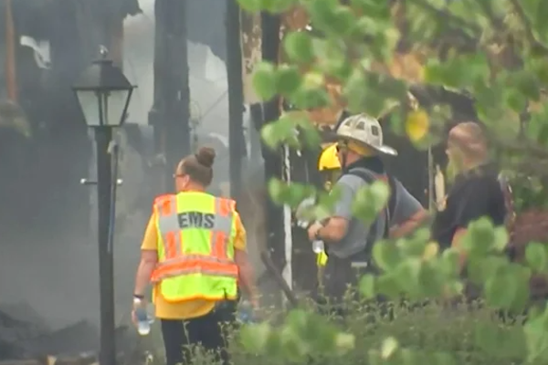 அமெரிக்காவில் ஒரு வீட்டினால் 10 வீடுகள் சேதம்; ஐவர் பலி! | House Exploded In Pennsylvania Five Dead