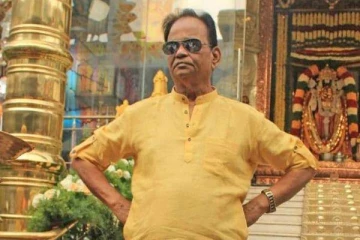 மாணவிகளிடம் அத்துமீறிய பாபாவா இது? மொட்டை தலையுடன் வீல் சேரில்- வைரலாகும் புகைப்படம்
